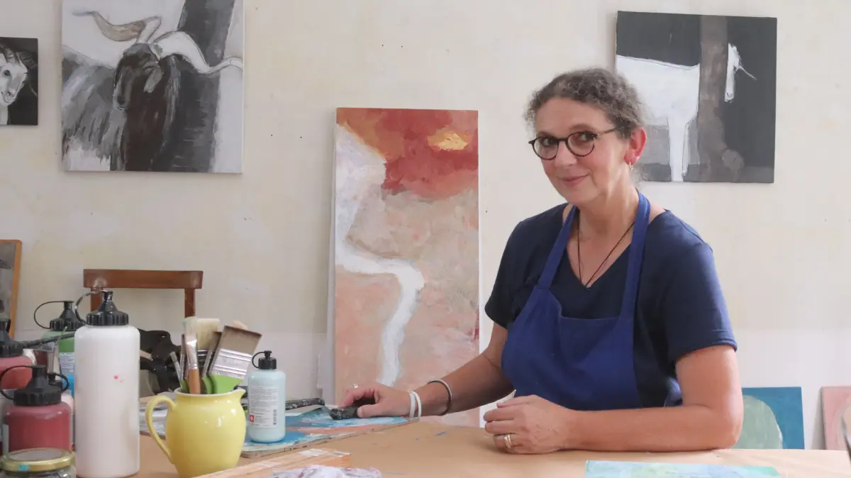 Mit der Künstlerresidenz von Heidrun Anita Armbruster (auf dem Foto) und Susanne Hofmann endet am Sonntag, 6. September das diesjährige Programm der „Kulturinitiative Villa Jamm“.