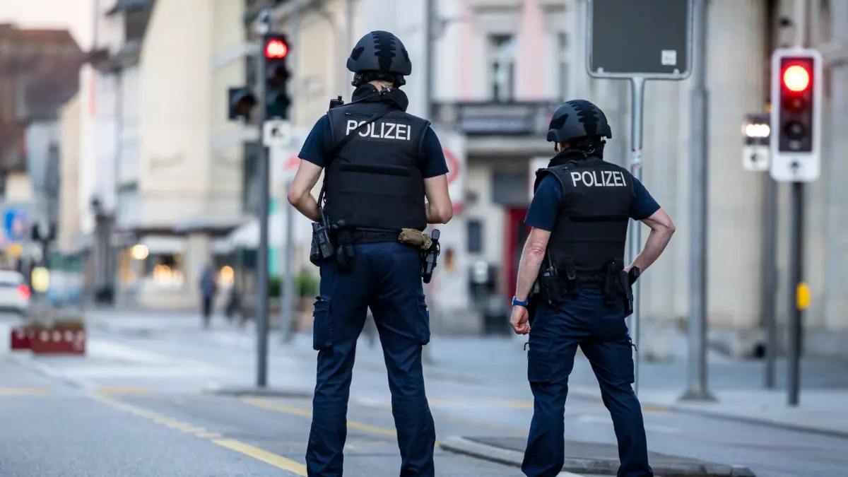Schüsse bei einer Veranstaltung in der Schweiz: 30.08.2026, Schweiz, Aarau: Polizisten patrouillieren auf einer Straße in der Innenstadt von Aarau. Bei einer Veranstaltung im schweizerischen Schachen sind in der Nacht Schüsse gefallen. Foto: Michael Buholzer/KEYSTONE/dpa +++ dpa-Bildfunk +++