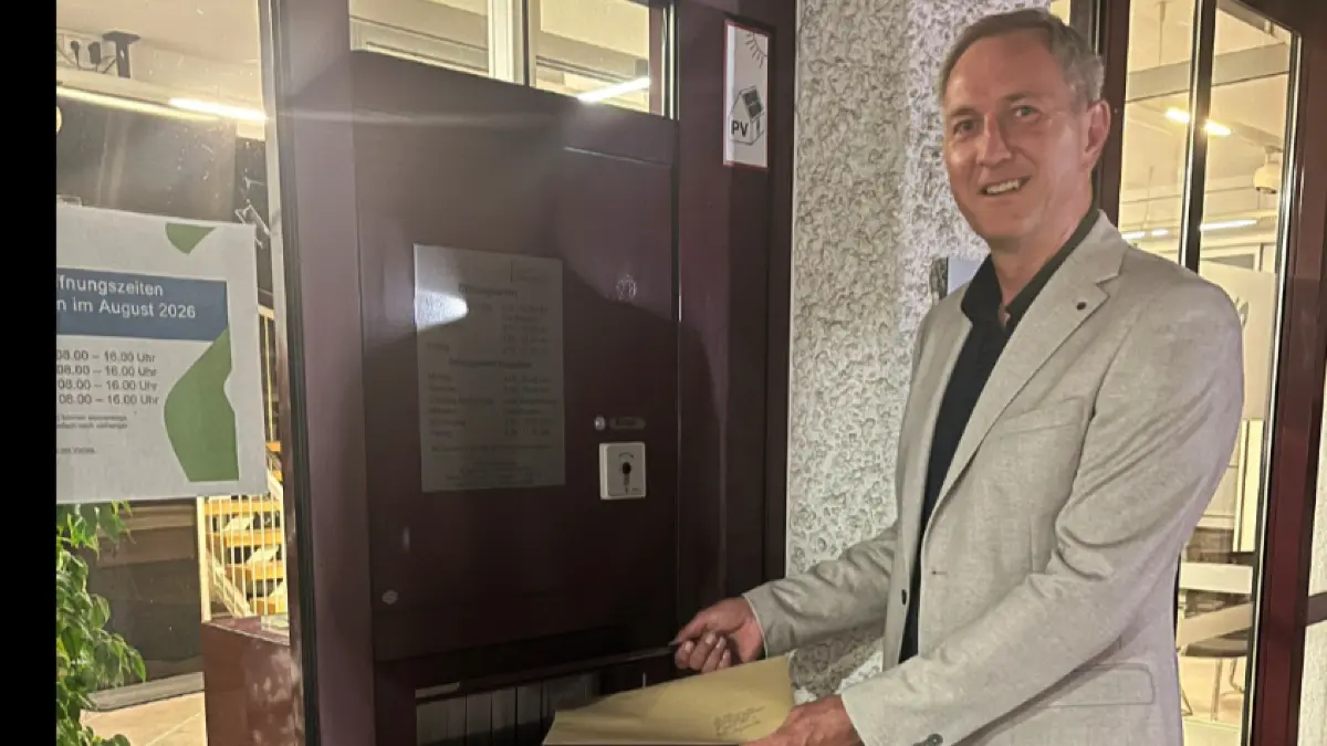 Bürgermeister Michael Schmitt wirft die Unterlagen für seine dritte Kandidatur am Freitag um Mitternacht in den Briefkasten des Rathauses.