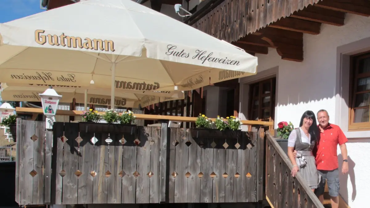Sonja Nabbefeld und Bernd Gutmann auf der Treppe zur Terrasse der „Krone“ in Lehnacker