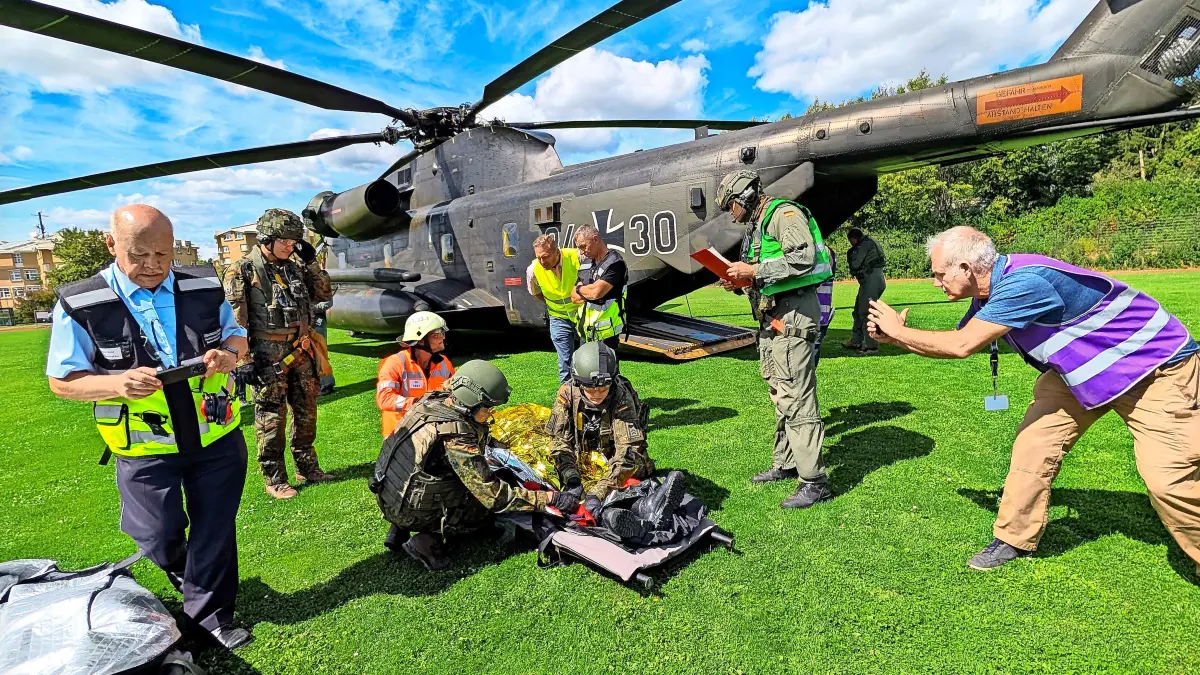 Zum Ablauf des Szenarios gehörte auch die Versorgung der Verletzten und der anschließende Transport mit dem Hubschrauber ins Bundeswehrkrankenhaus nach Ulm. Mit dem Verlauf der Übung an der Hochschule für Polizei in Schwenningen zeigte sich Einsatzleiter Jürgen Renz (links) sehr zufrieden.
