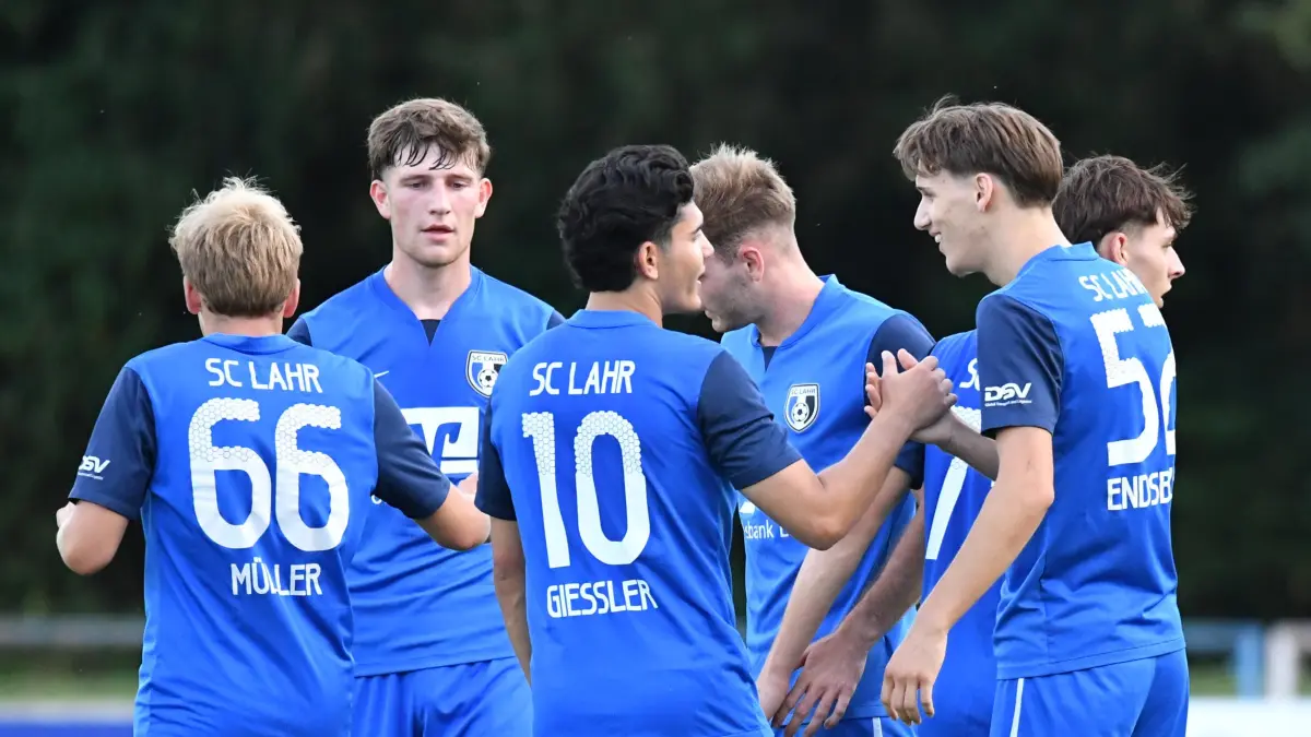 Finn Endsbiller (links, Nummer 52) vom SC Lahr II nimmt die Glückwünsche seiner Kollegen entgegen. Am Ende jedoch reichte das 50-Meter-Traumtor gegen den Offenburger FV nicht zu einem Punkt.