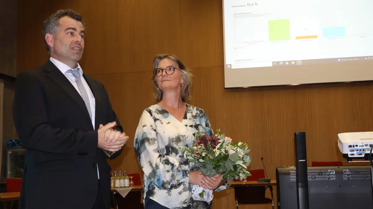 Nachdem das offizielle Ergebnis bekannt ist: Sebastian Kopp freut sich mit seiner Frau Stefanie Glaser über das gute Ergebnis.