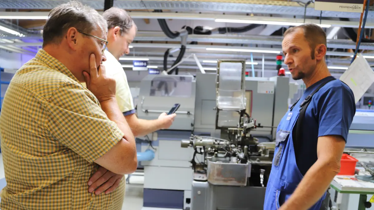 Mitarbeiter Michael Lieckfeldt erläutert interessierten Besuchern Uralt-Technologie, die dennoch manchmal erforderlich sei.