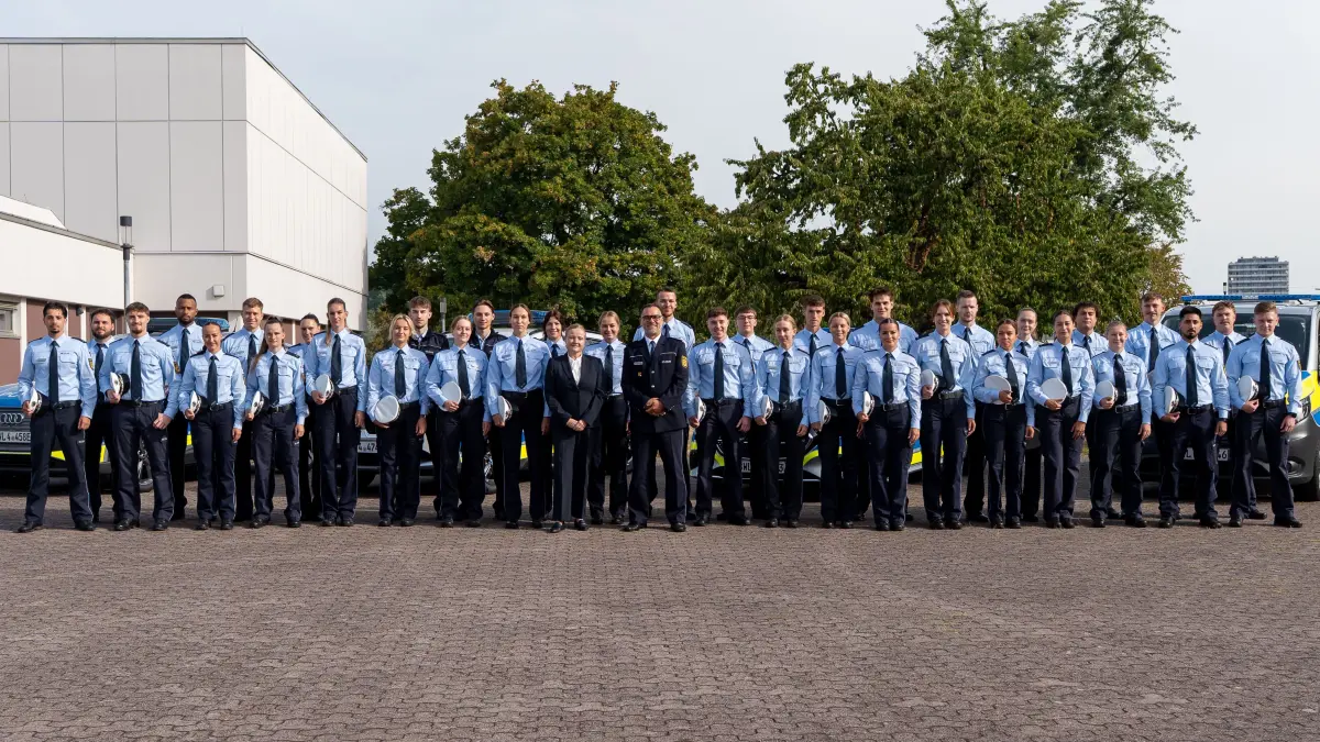 33 junge Frauen und Männer haben ihre Ausbildung zu Polizeiobermeistern erfolgreich absolviert.