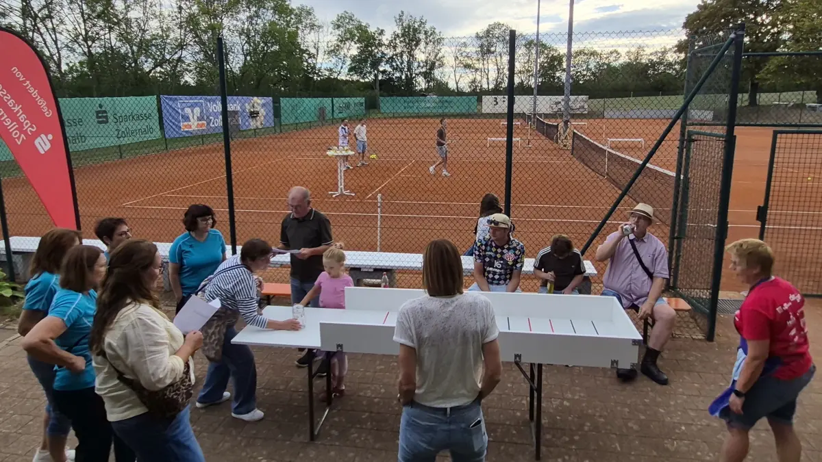 Im Hintergrund wird Tennis gespielt, vorn kämpfen die Teams der Spaßolympiade um den Sieg: Beim traditionellen Wanderpokalturnier des TC Schörzingen war wieder einiges geboten.