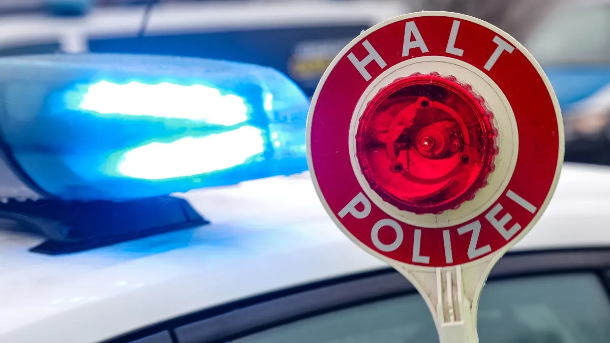 Polizeikontrolle: ARCHIV - 05.02.2025, Sachsen, Burgstein: Ein Polizist hält eine Polizeikelle für eine Kontrolle hoch. (zu dpa: «15-Jähriger am Steuer rammt Verkehrsschild und Laterne») Foto: Jan Woitas/dpa +++ dpa-Bildfunk +++