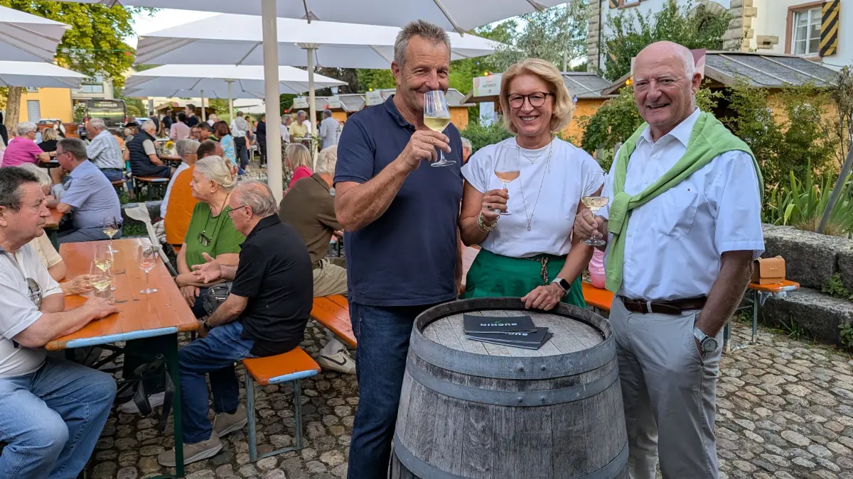 Weinsachverständiges Publikum bei den Schliengener Weintagen (von rechts) Gerhard Rüdlin, ehemaliger Geschäftsführer der „Markgräfler Winzer", seine Frau Simone und Winzer Günter Rüdlin aus Auggen