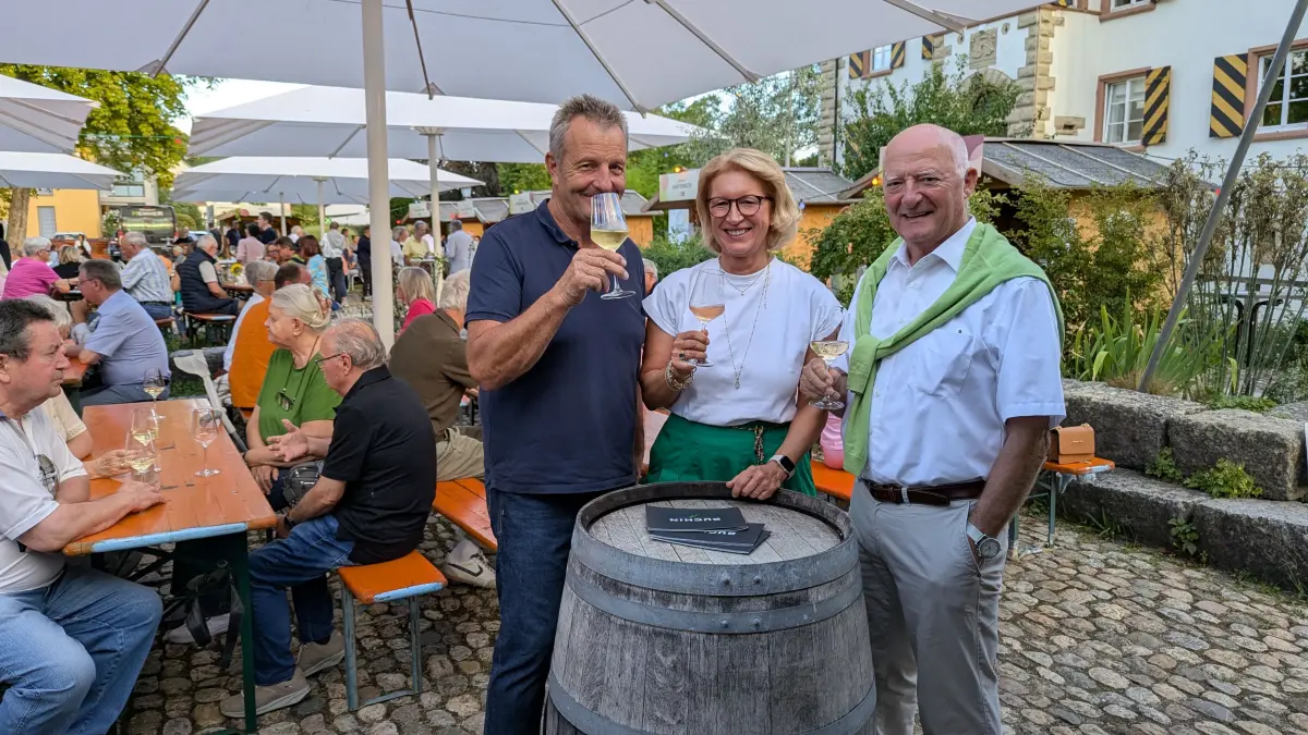 Weinsachverständiges Publikum bei den Schliengener Weintagen (von rechts) Gerhard Rüdlin, ehemaliger Geschäftsführer der „Markgräfler Winzer", seine Frau Simone und Winzer Günter Rüdlin aus Auggen