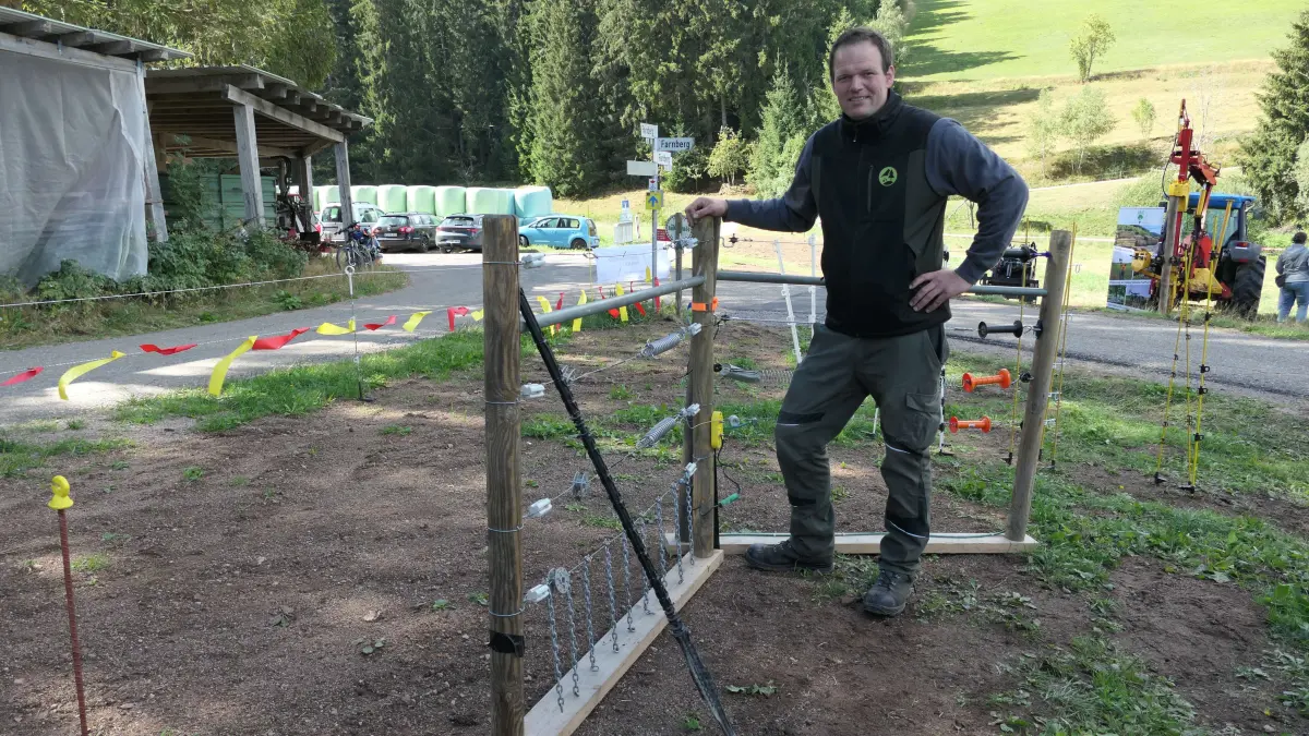 Simon Zimmermann mit Anschauungsobjekten zur Gestaltung von Zäunen zum Herdenschutz
