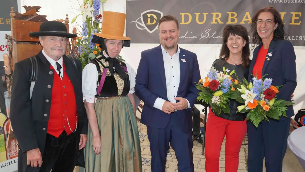 Beim Empfang für die Uhrenhändler dankt Bürgermeister Florian Merz (Mitte) den beiden Organisatorinnen der Uhrenbörse, Gaby Deck (Zweite und rechts) und Francesca Hermann (rechts), mit einem Blumenstrauß für ihr Engagement.