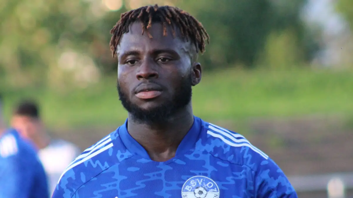 Precious Anene, hier noch im Trikot des BSV Schwenningen, wurde nach Nigeria abgeschoben. Seine Mitspieler von der SpVgg Trossingen und ihr Trainer John Müller können es nicht fassen.