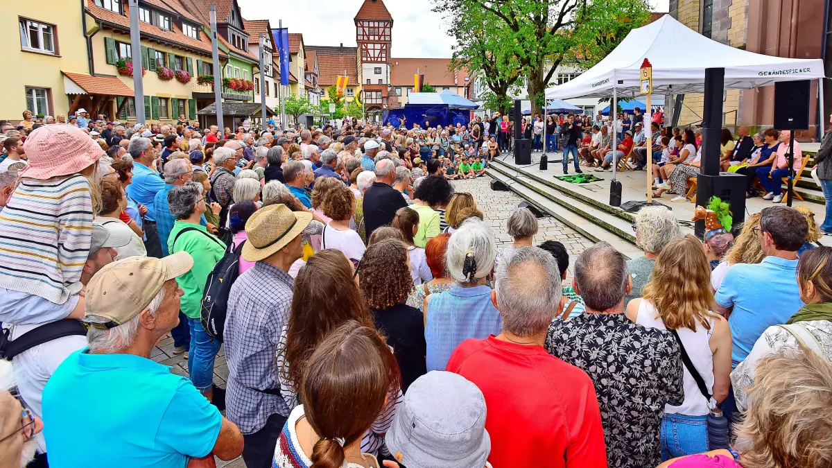 19. Straßenmusiksonntag in Bräunlingen: Nicht nur vor der Hauptbühne an der Bräunlinger Stadtkirche sammeln sich beim gestrigen 19. Straßenmusiksonntag die Zuschauermassen.