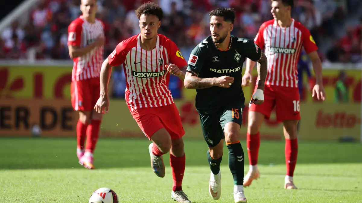 SC Freiburg - Werder Bremen: 30.08.2026, Baden-Württemberg, Freiburg im Breisgau: Fußball, Männer: Bundesliga, SC Freiburg - Werder Bremen, 1. Spieltag, Europa-Park Stadion: Derry Scherhant (l, SC Freiburg) und Ludovit Reis (r, Werder Bremen) im Laufduell. Foto: Philipp von Ditfurth/dpa - WICHTIGER HINWEIS: Gemäß den Vorgaben der Bundesliga bzw. des DFB Deutscher Fußball-Bund ist es untersagt, in dem Stadion und/oder vom Spiel angefertigte Fotoaufnahmen in Form von Sequenzbildern und/oder videoähnlichen Fotostrecken zu verwerten bzw. verwerten zu lassen. +++ dpa-Bildfunk +++