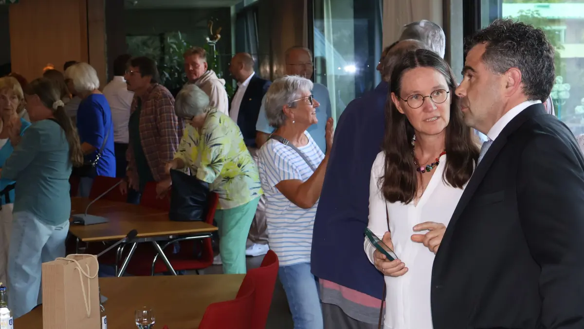 Warten aufs Ergebnis: Sebastian Kopp (rechts) im Gespräch mit Gemeinderatskollegin Katrin Heeskens.
