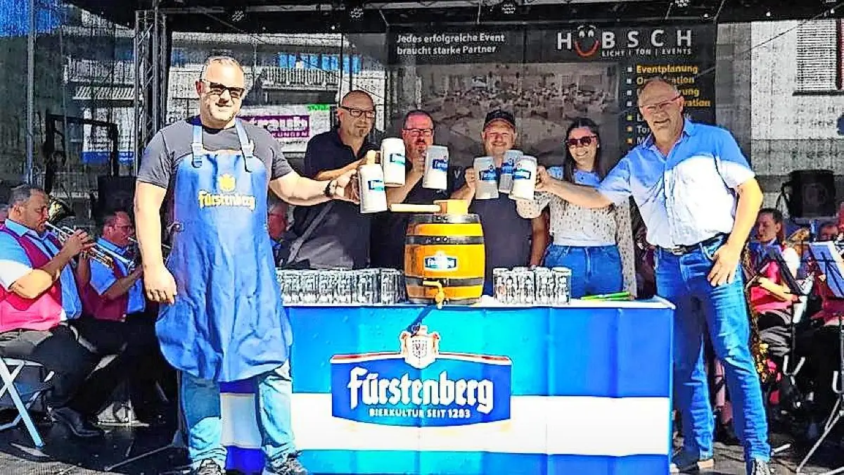 Oktoberfest auch in Blumberg: Bürgermeister Markus Keller (links) sowie den Vertreter der Fürstenberg Brauerei Arthur Welte (rechts) beim Bieranstich 2024. (Archivfoto)