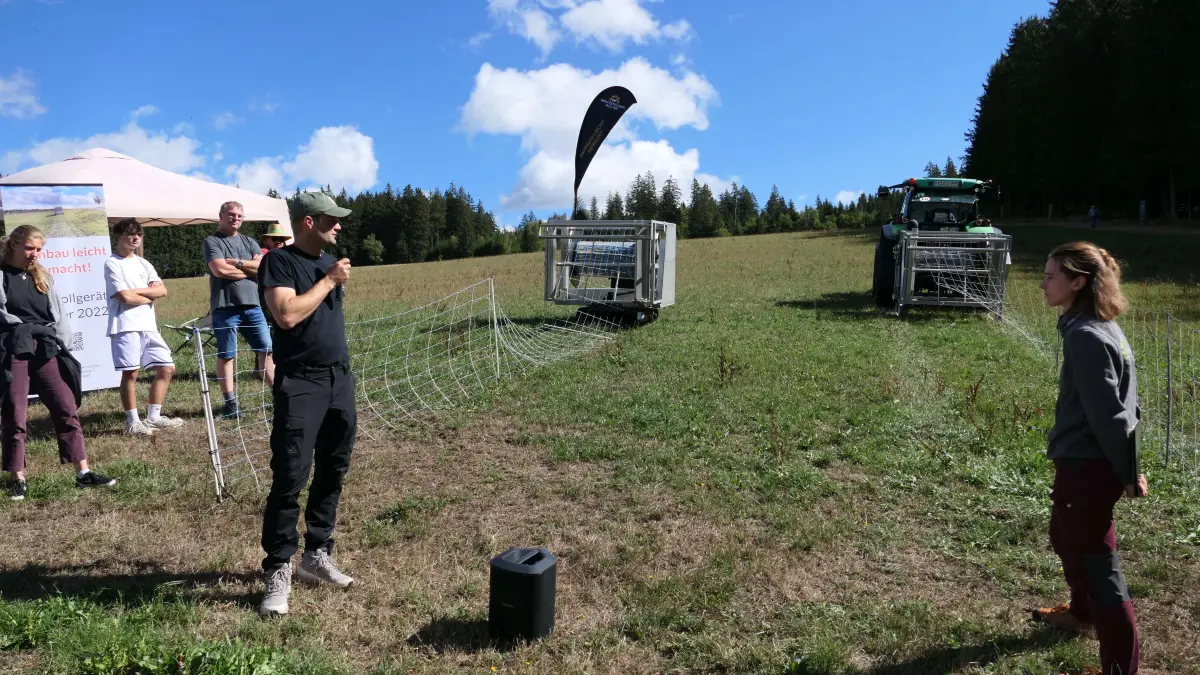 Sebastian Walter erläutert die automatisierte Abwicklung von mobilen Zäunen.
