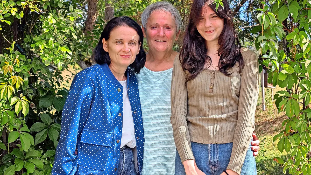 Sie hoffen nach wie vor auf ein „Happy End“ und dass Kater Michi bald gefunden und zu seiner Familie zurückkehren kann (von links): Emilia Prodan, Ulla Greinus und Lucia Danii. Und natürlich hofft das auch der nicht auf dem Bild zu sehende Vitali Danii.