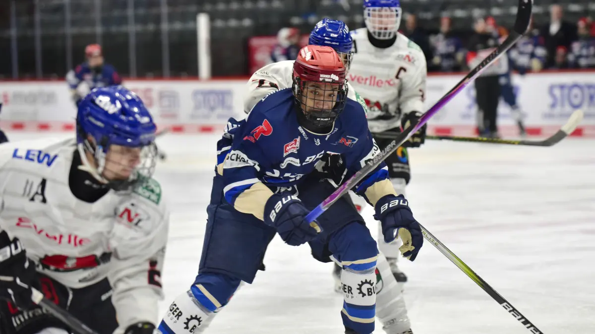 Schwenningewr Wild Wings U20 (blau) - Augsburg (weiss), v.l. WW 96 Janec Westphal