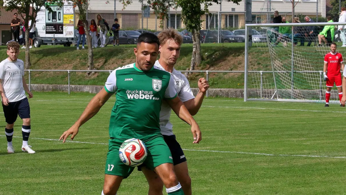 Micael Marques schirmt den Ball ab.
