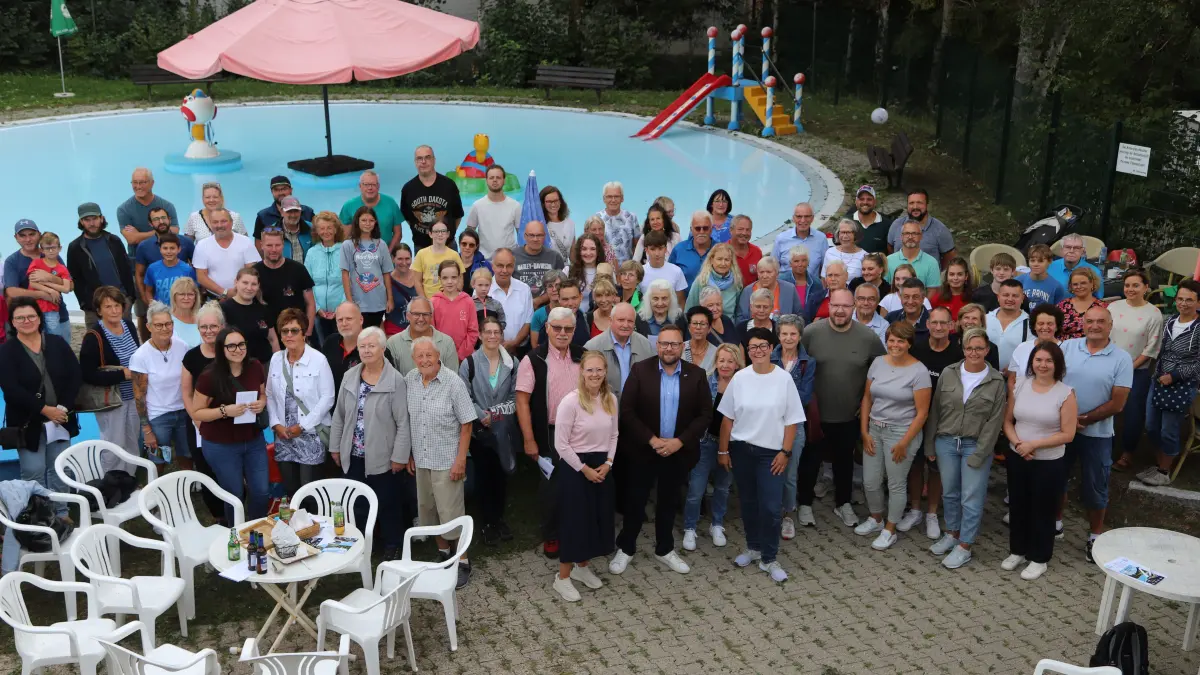 Der erste gewählte Vorstand des „Fördervereins Waldsportbad“ mit den Gründungsmitgliedern. Vordere Reihe, von links: Sabine Ketterer, Vorsitzender Sven Ketterer, Stellvertreterin Sandra Sieber, Kassier Daniel Forwig, Schriftführerin Katharina D´Angelo, Kassenprüferin Daniela Schierack und Beisitzerin Stefanie Dold.