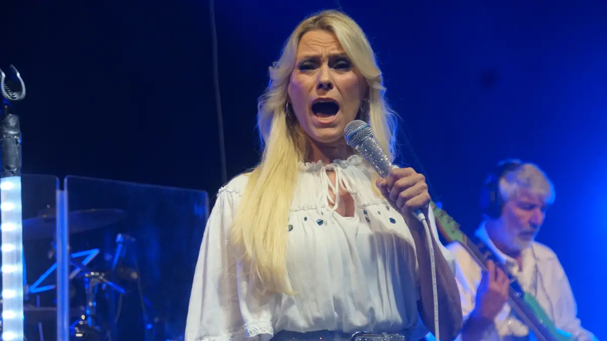 Die Band coverte die bekannten ABBA-Hits nah am Original.