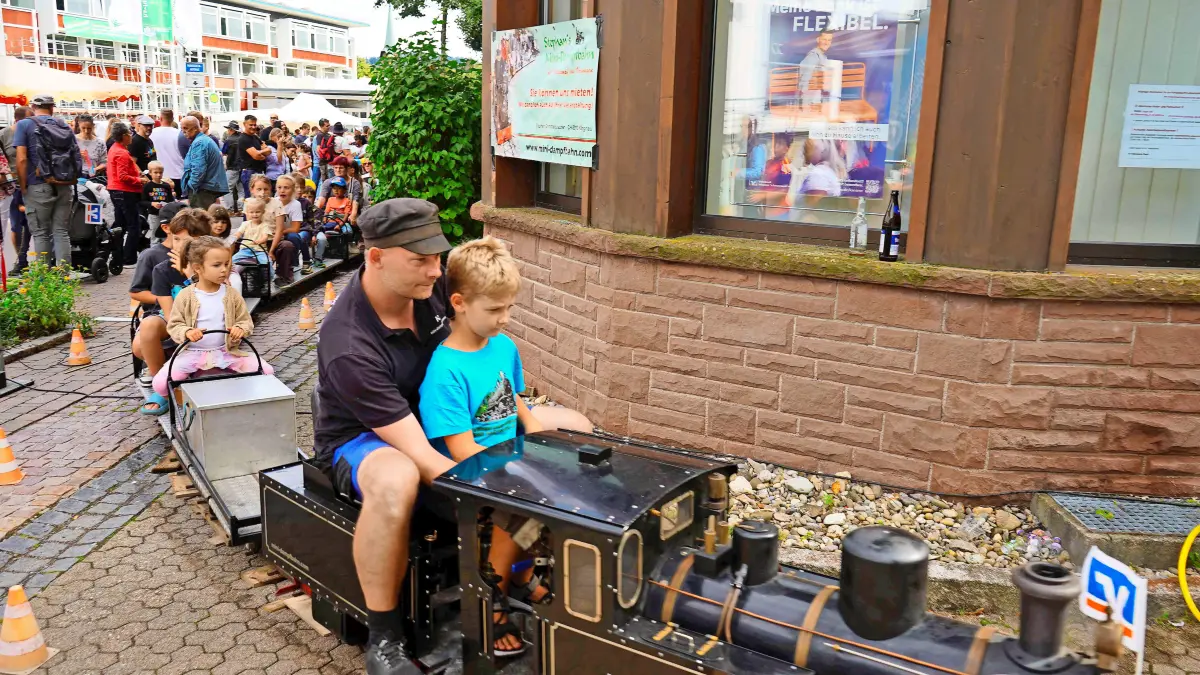 Seit vielen Jahren gehört die Dampfeisenbahn der Volksbank für Kinder zum Programm. Der Erlös geht an eine soziale Einrichtung.