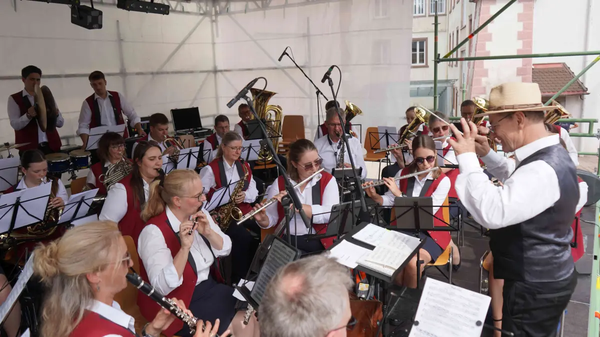 Musikalische Unterhaltung auf der Bühne auf dem Marktplatz mit der Musikkapelle Oberwinden.