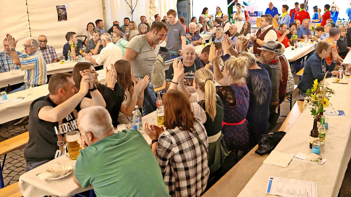 Gute Stimmung herrscht im Neudinger Festzelt am Samstagabend zu den Klängen von zünftiger Blasmusik.
