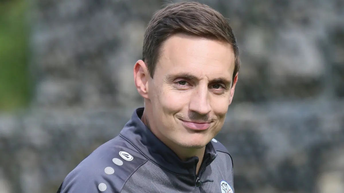 SG-Trainer Marco Lenz hat derzeit Grund zum Lächeln. Seine Mannschaft ist mit drei Siegen in die neue Saison gestartet und rangiert auf Tabellenplatz zwei.