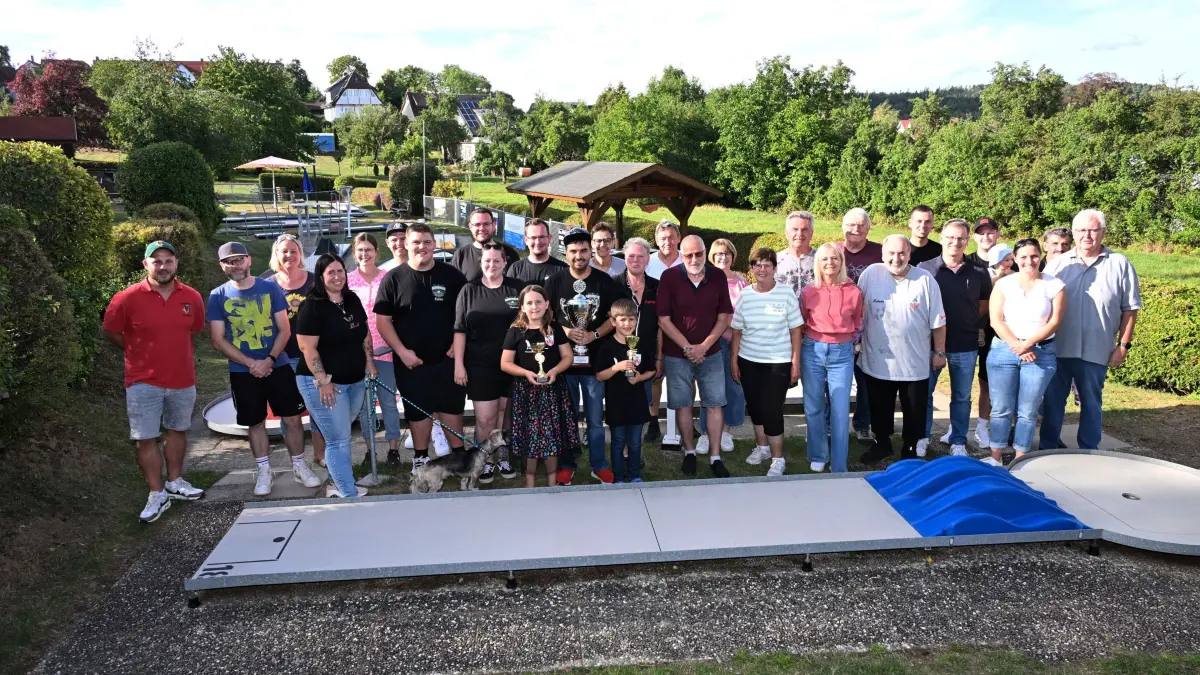 Die Preisträger des großen Jedermann-Minigolf-Turniers 2026 in Salzstetten können zu Recht stolz sein auf ihre Top-Leistungen auf der 18er Europabahn.