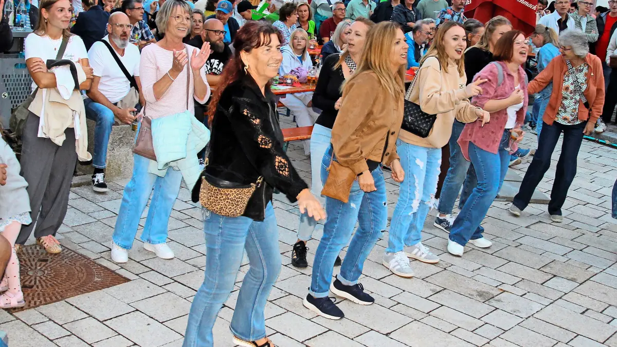 Tolle Stimmung herrscht bei der Partynacht vor dem Straßenmusiksonntag, die auf dem Kelnhofvorplatz gefeiert wird.