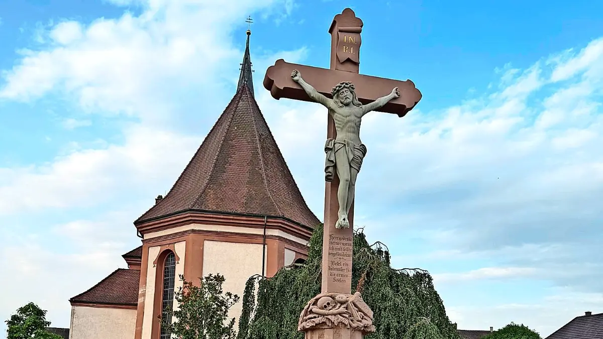 Das Sandsteinkreuz in Grafenhausen wurde an einen neuen Standort verlegt.