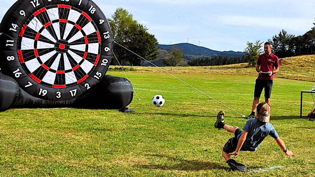 Die Jüngsten gaben beim erstmals ausgetragenen Fußball-Dart-Turnier alles.