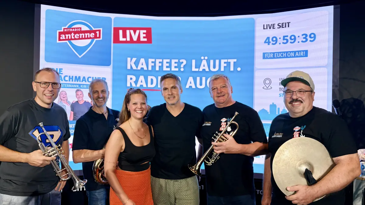Mit Blasmusik gegen die Müdigkeit: Bürgermeister Ferdinand Truffner (von links), Harald Briegel, die Antenne-1-Moderatoren Kim und Oliver Ostermann sowie Jürgen Walter und Andreas Seifer nach dem überraschenden Empfinger Auftritt beim Morningshow-Marathon.