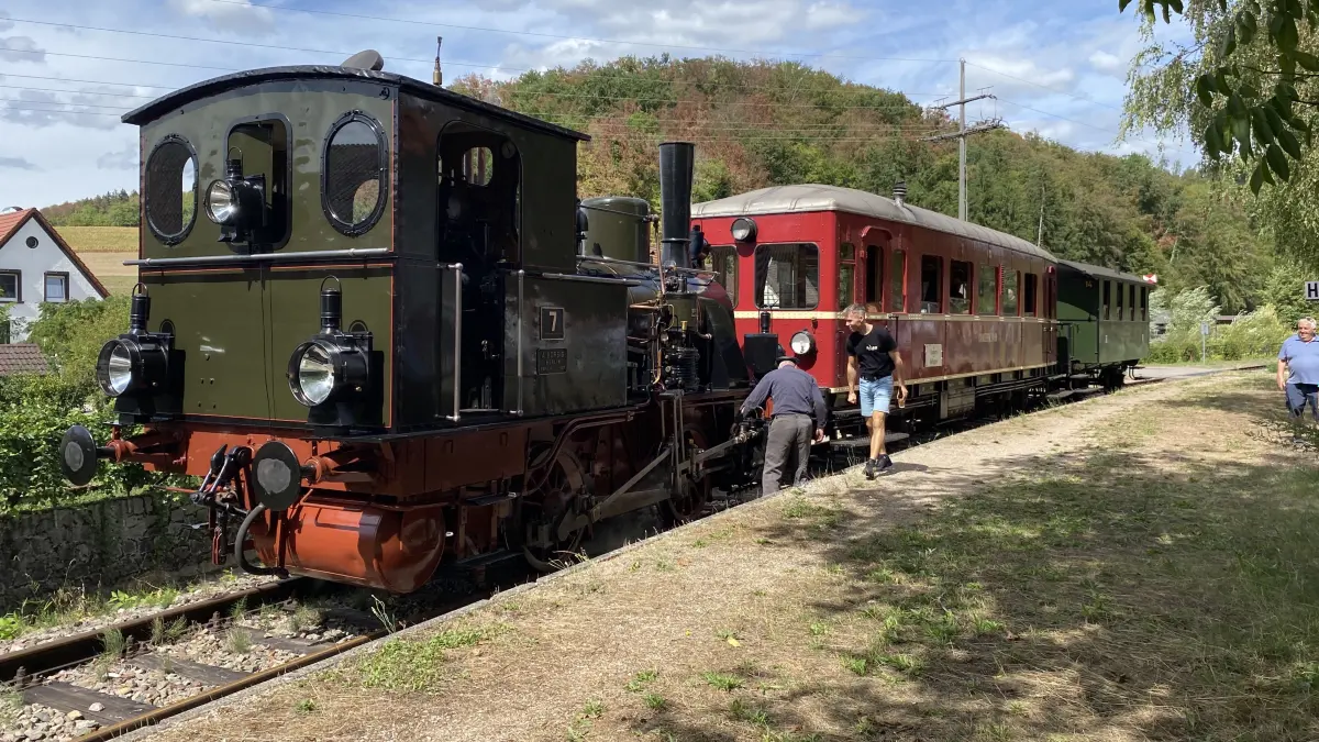 Beim ersten Halt der Testfahrt mit der Lok 7 wurden in Hammerstein Bremsen, Antriebsstangen, Zylinder, Kolben und Gleitlager auf Undichtigkeiten beziehungsweise auf mögliche Überhitzungen geprüft.