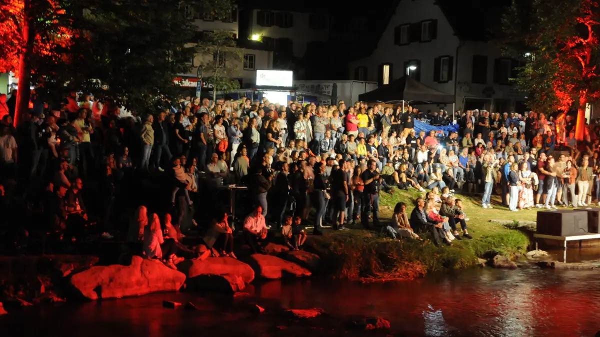 Schiltnacht mit vielen Besuchern auf dem Vorland.
