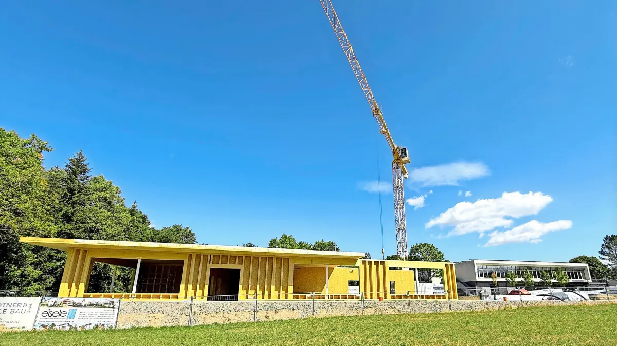 Der Neubau nimmt bereits deutlich Gestalt an. Im Hintergrund ist das bestehende Schulgebäude zu sehen.