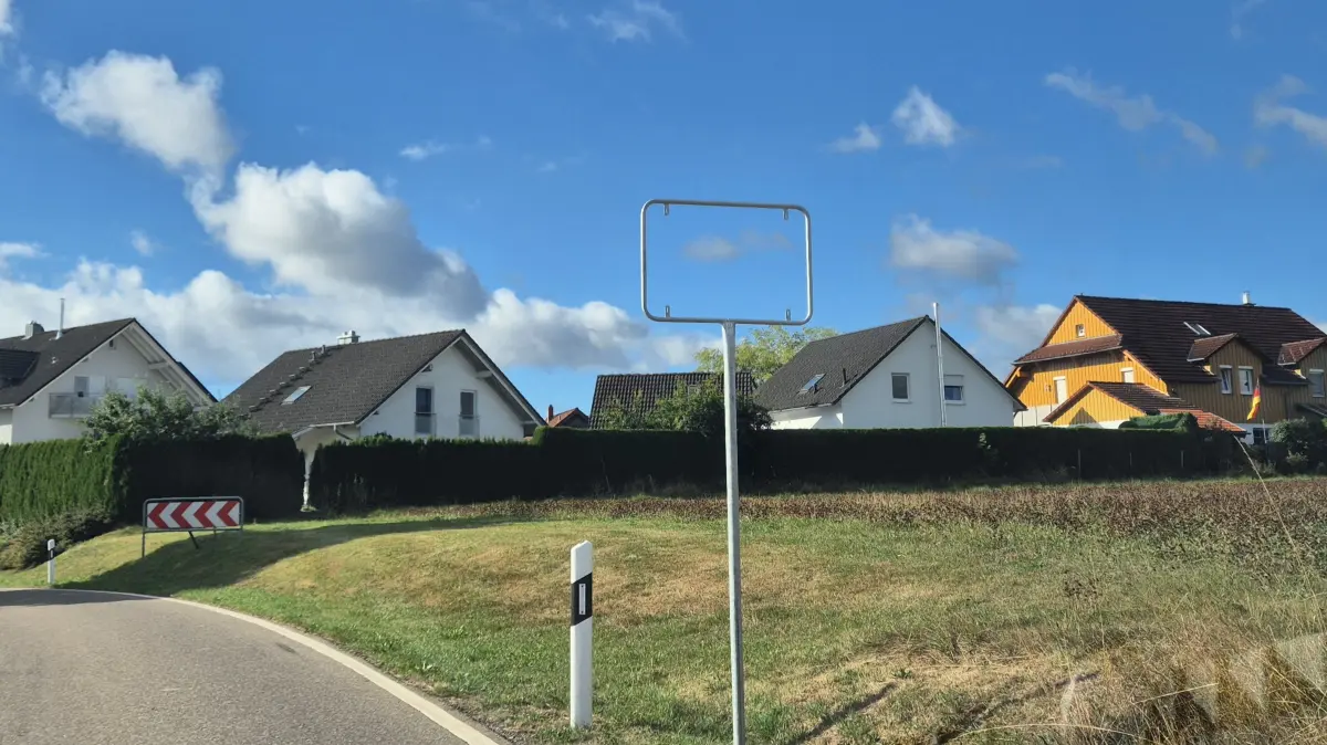 Das Ortsschild fehlt.