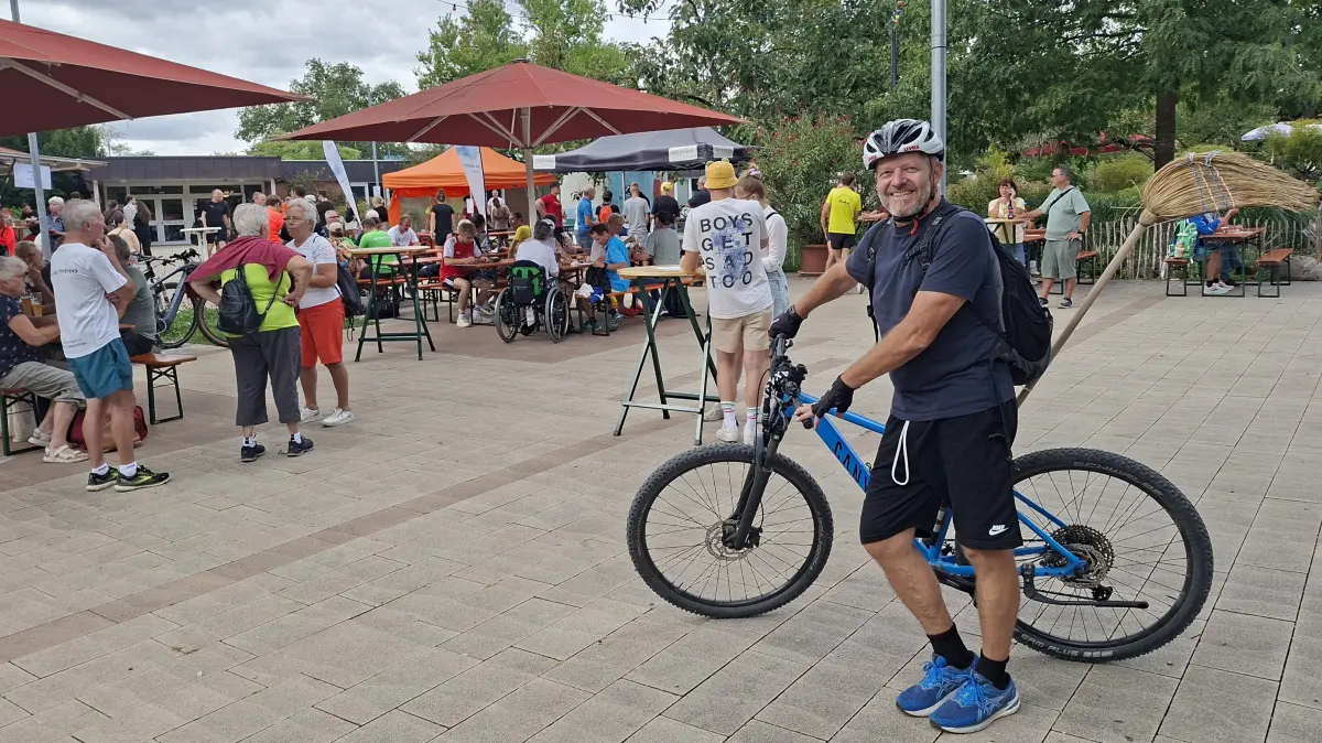 Manfred Kunzelmann markierte mit dem Besen an seinem Fahrrad den Schluss des Sommer-Rheinauenlaufs.