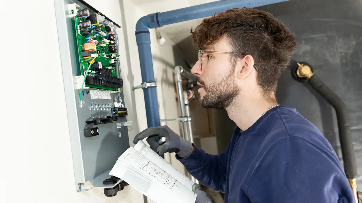 Der Ausbildungsberuf des Anlagenmechanikers für Sanitär-, Heizungs- und Klimatechnik erfreut sich wie die Berufe Kfz-Mechatroniker/-in und Elektroniker/-in seit Jahren großer Beliebtheit.