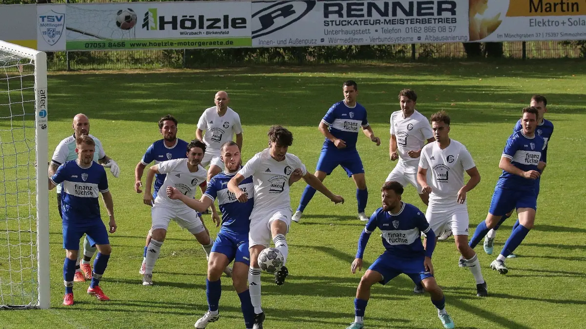 Der TSV Möttlingen (in Blau) spielte in der vergangenen Saison in der Bezirksliga – hier gegen den SV Gültlingen.