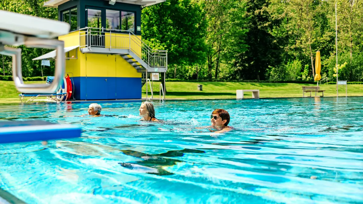 Noch bis einschließlich 13. September können die Badegäste ihre Bahnen im Kneippbad ziehen. Dann ist die Freibad-Saison 2026 zu Ende. Bild: Bäder Villingen-Schwenningen GmbH/BVS