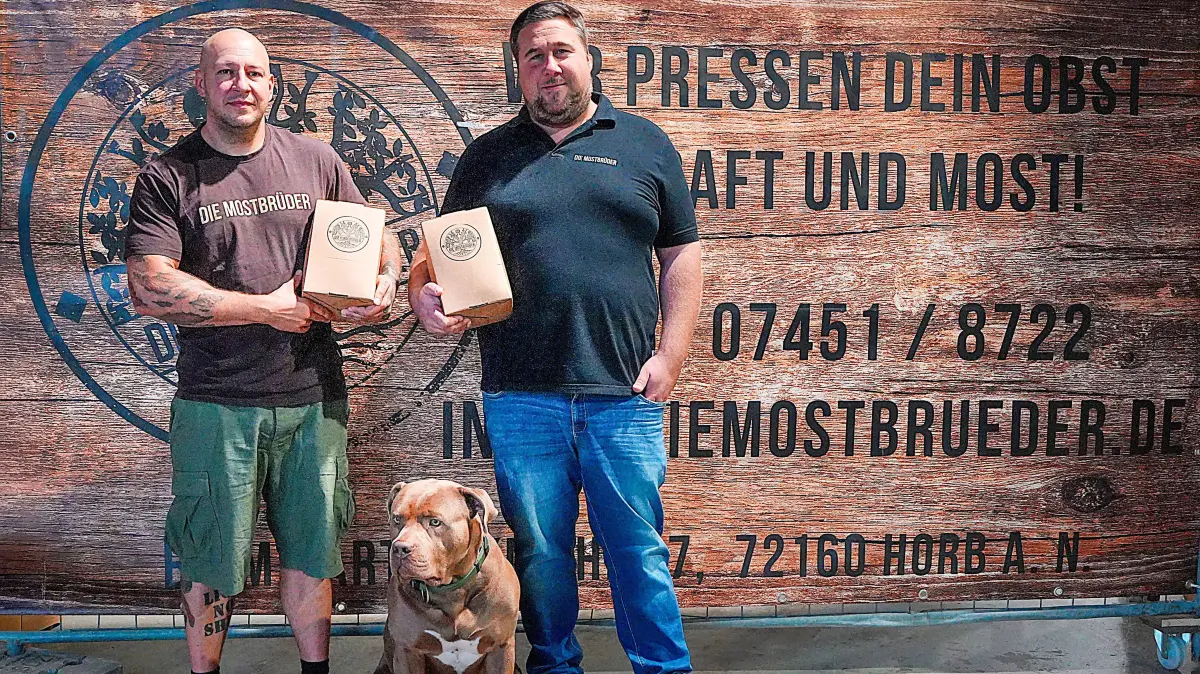 Die Mostbrüder samt Hund laden zum Most-Besen ein.