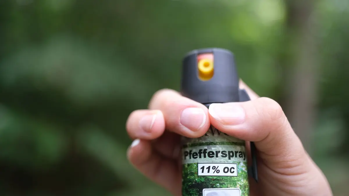 Pfefferspray: ARCHIV - 15.07.2026, Baden-Württemberg, Stuttgart: Eine Hand hält eine Kartusche mit Pfefferspray (gestellte Szene). (zu dpa: «Streit im Bahnabteil: Zugbegleiter mit Pfefferspray verletzt») Foto: Bernd Weißbrod/dpa +++ dpa-Bildfunk +++