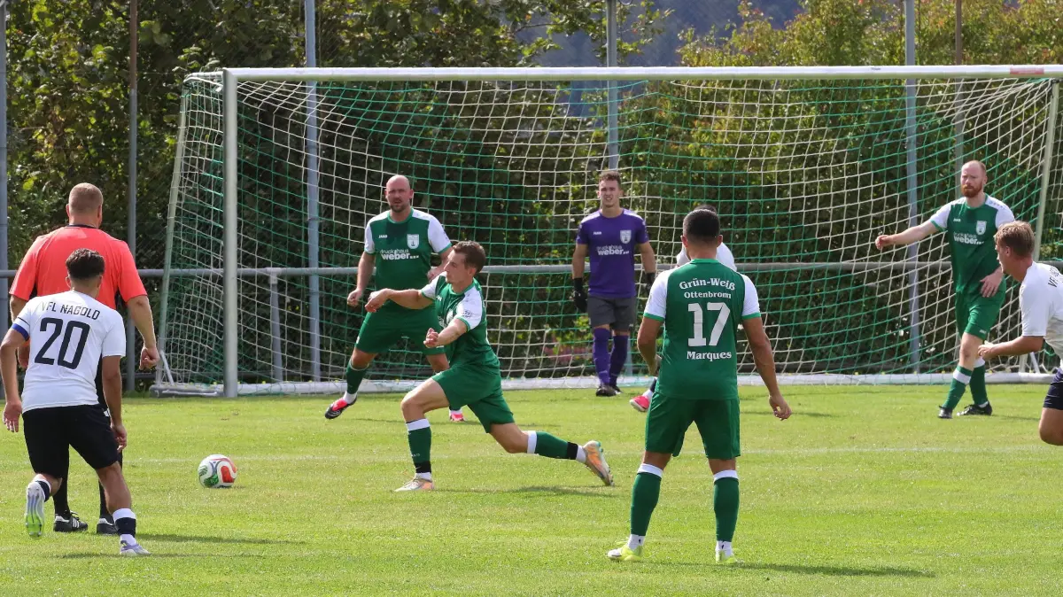 Grün-Weiß Ottenbronn (in Grün) gewann das Kreis-Derby gegen den VfL Nagold II mit 4:3.