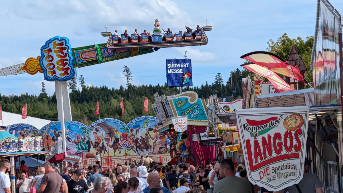 Zu den Höhepunkten und Publikumsliebling auf dem Volksfest auf dem Schwenninger Messegelände gehörte auch der Fliegende Teppich.