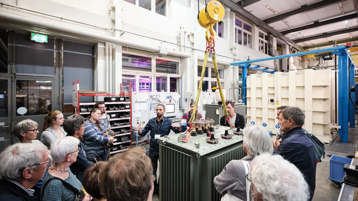 Ein Blick in den Trafo: Wie Strom verteilt wird, erleben Interessierte bei Rauscher & Stoecklin in Sissach.
