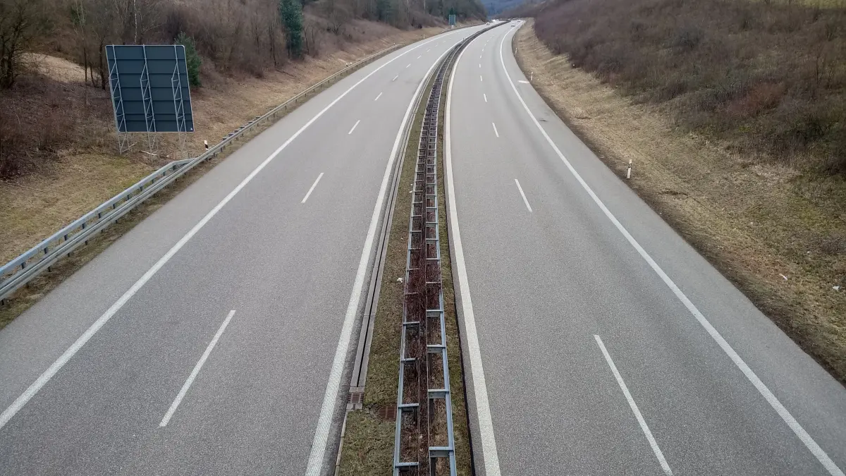 Die Wiesentalbrücke, die Teil der A 98 ist, soll ab dem Frühjahr 2027 bis voraussichtlich Herbst 2028 saniert werden.