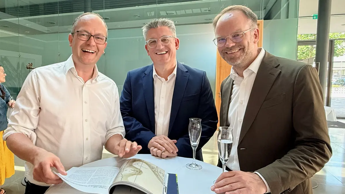 Autor uns Herausgeber Andreas Linsenmann stellt dem Vorstandsvorsitzenden der Kreissparkasse Rottweil Christian Kinzel und Landrat Christoph Keckeisen (von links) bei der Verleihung der Stiftungsgelder die Neuauflage des Buches über den Wallfahrtsort Maria Hochheim vor. Und die sind begeistert.